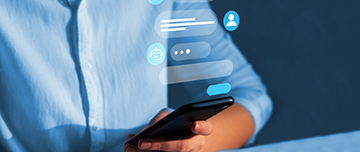 Une femme chat avec un chatbot sur son téléphone - MACSF