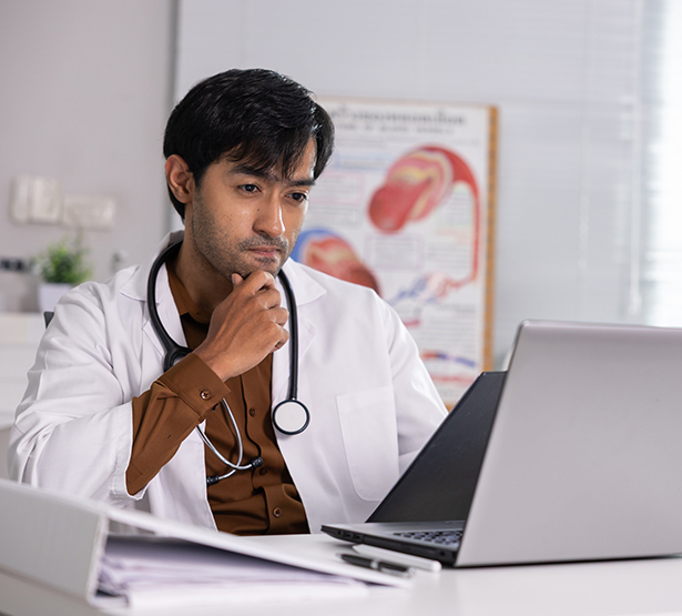 Un jeune médecin en téléconsultation devant son ordinateur - MACSF