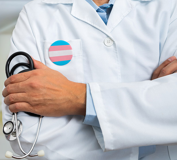 Médecin en blouse blanche avec stéthoscope et badge transgenre - MACSF
