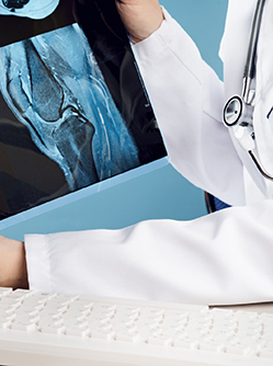 Un médecin observe une radiographie du genou - MACSF