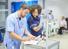 deux infirmiers préparent les médicaments des malades