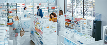 Clients dans une pharmacie - MACSF