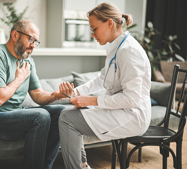 Une femme médecin consulte un patient à domicile - MACSF