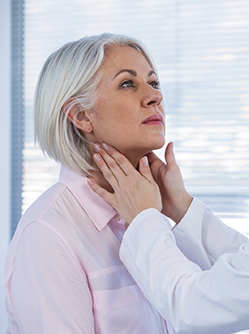 Une femme médecin examine le cou d'une patiente - MACSF