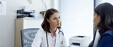 Un médecin femme reçoit une patiente dans son cabinet | MACSF