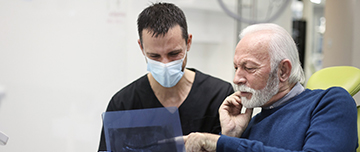Un chirurgien-dentiste et son patient observe une radio - MACSF
