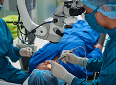 Une équipe chirurgicale réalise une intervention sur l'oeil d'un patient - MACSF