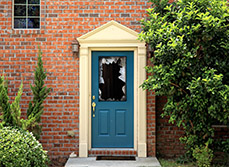 Une porte d'entrée de maison dont la vitre a été brisée - MACSF