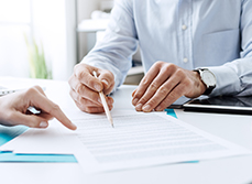 Deux hommes signant un contrat - MACSF
