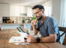 soignant regardant son attestation rcp