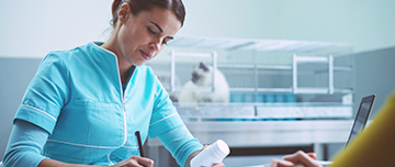 Une vétérinaire prescrit des comprimés - MACSF
