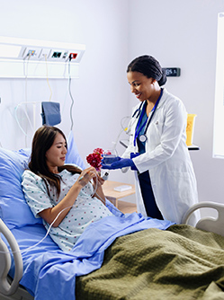 Une élève sage-femme donne un médicament à une parturiente - MACSF