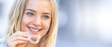 Une jeune fille tenant tenant sa gouttière orthodontique - MACSF