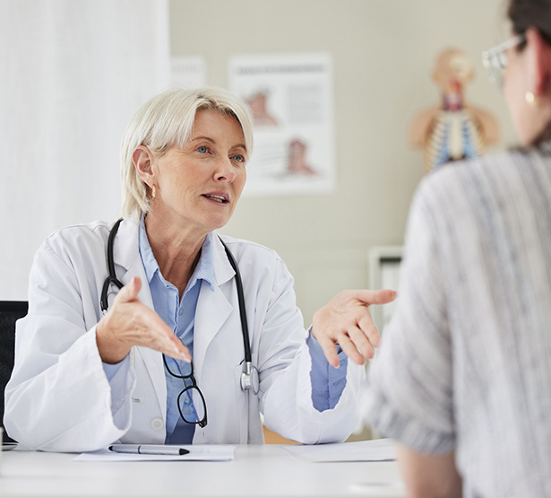 Une femme médecin parle avec sa patiente - MACSF