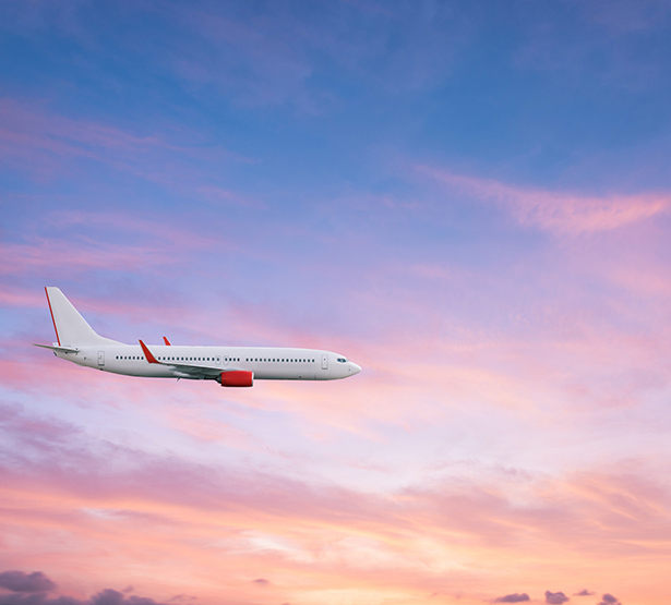 Un avion en vol dans un ciel rose et bleu - MACSF