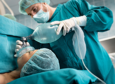 Un anesthésiste endort une patiente - MACSF
