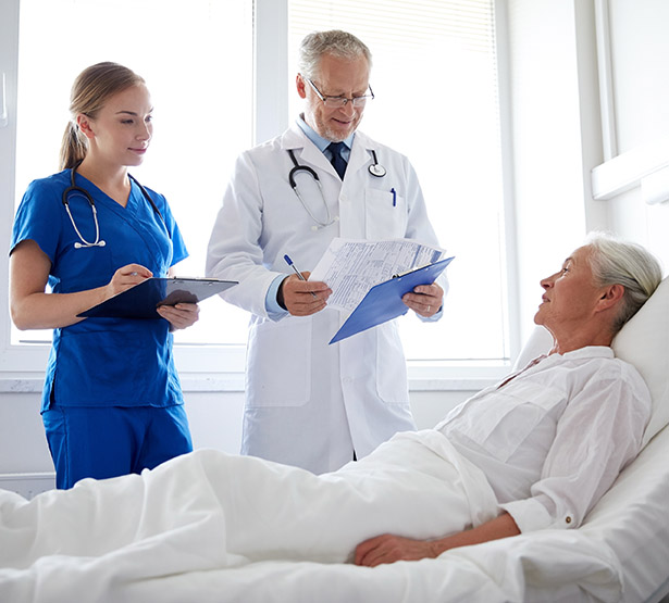 Un infirmier et un médecin discutent avec une patiente dans la chambre d'hôpital - MACSF