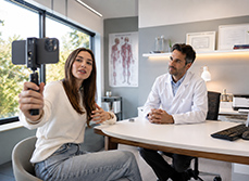 Une influenceuse se filme pendant une consultation médicale - MACSF