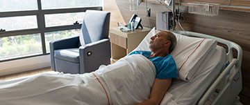 Un patient dans son lit d'hôpital