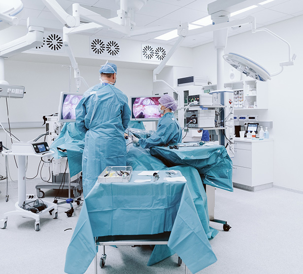 Équipe médicale pratiquant un intervention au bloc opératoire - MACSF