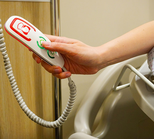 Une patiente appui sur le bouton d'appel dans son lit d'hôpital - MACSF