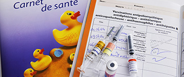 Vaccins posés sur la page des vaccinations d'un carnet de santé - MACSF