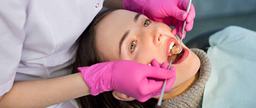 Une femme chirurgien-dentiste réalise des soins sur une patiente | MACSF