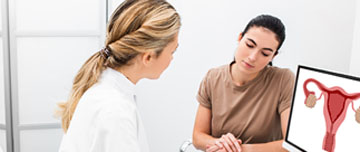 Une femme gynécologue apporte des explications à une patiente | MACSF