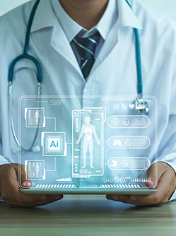 Un médecin tient une tablette avec une représentation d'IA - MACSF