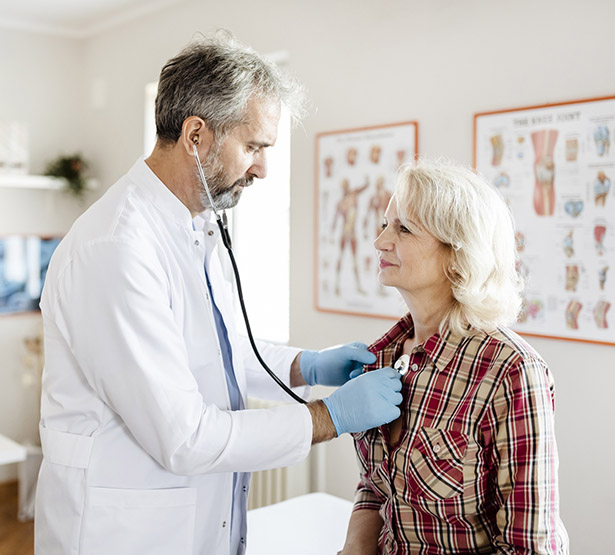 Un médecin écoute le coeur d'une d'une patiente avec son stéthoscope - MACSF