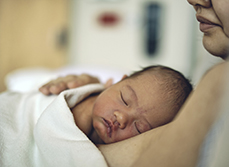 Un nouveau-né installé en peau à peau endormi sur sa mère à l'hôpital - MACSF