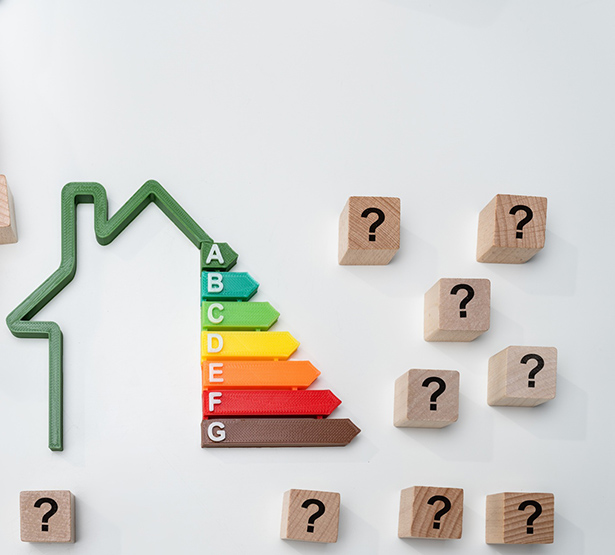 Etiquettes de classes énergétiques avec des points d'interrogation sur des cubes - MACSF
