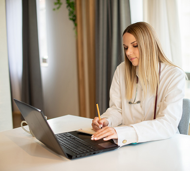 Une femme médecin travaille sur son ordinateur - MACSF