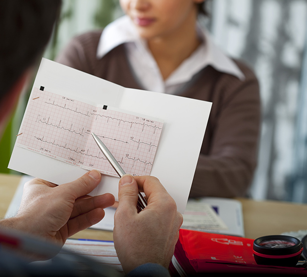 Un cardiologue observe l'ECG d'une patiente en consultation - MACSF