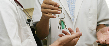 Deux médecins échangent des clés - MACSF