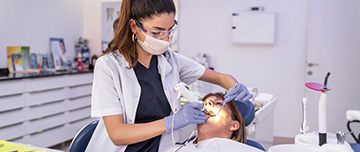Une dentiste pratique des soins sur une patiente - MACSF