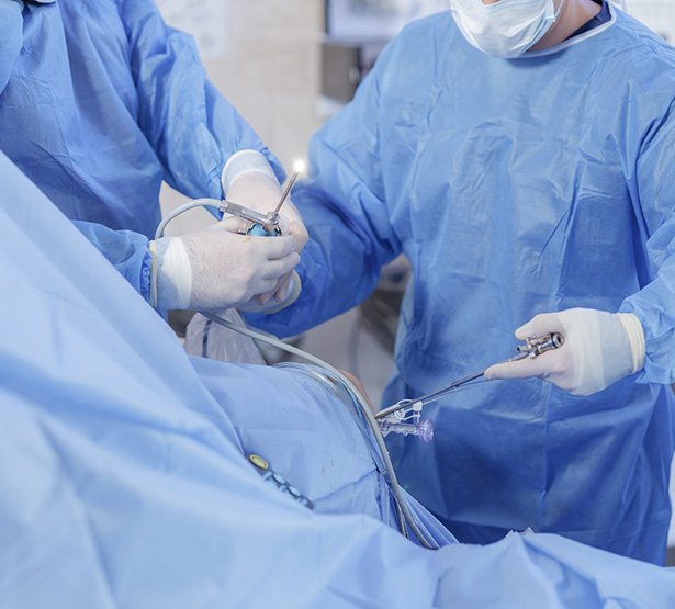 Deux chirurgiens orthopédiques pratiquent une ligamentoplastie du genou sous arthroscopie - MACSF