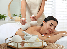 Une femme profitant d'un massage ayurvédique - MACSF