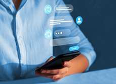 Une femme chat avec un chatbot sur son téléphone - MACSF