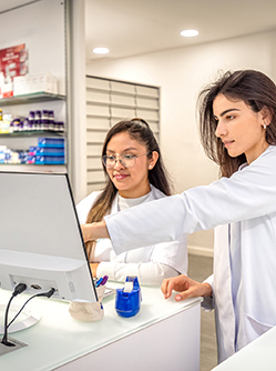 Deux pharmaciennes consultent l'ordinateur - MACSF