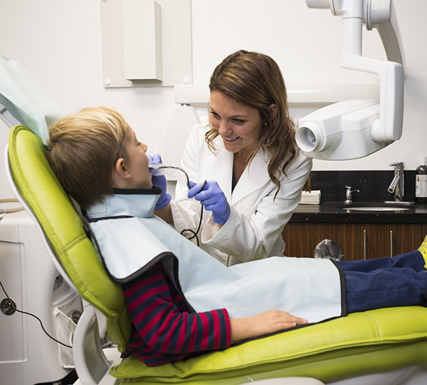 Un enfant recevant des soins dentaires - MACSF