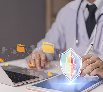 Professionnel de santé devant son ordinateur. Illustration de dossiers et d'un cadenas virtuels  - MACSF