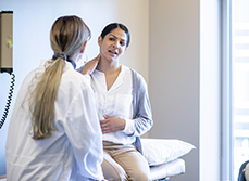 Le médecin écoute la patiente qui lui indique une douleur au cou - MACSF