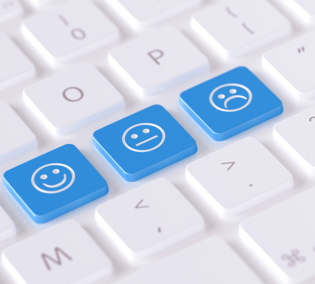 Boutons de clavier bleus représentant 3 icones de smiley - MACSF