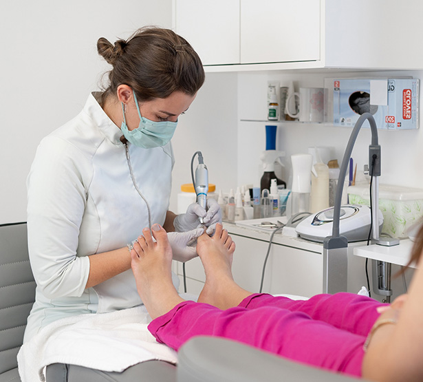 Une pédicure-podologue réalise des soins sur une patiente - MACSF