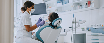 Une femme chirurgien-dentiste s'apprête à prodiguer des soins à une patiente - MACSF