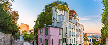 Immeubles ensoleillés dans une rue de Montmartre à Paris - MACSF