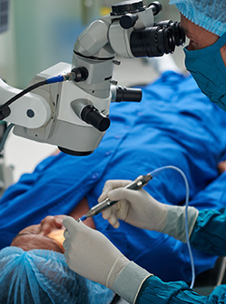 Une équipe chirurgicale réalise une intervention sur l'oeil d'un patient - MACSF