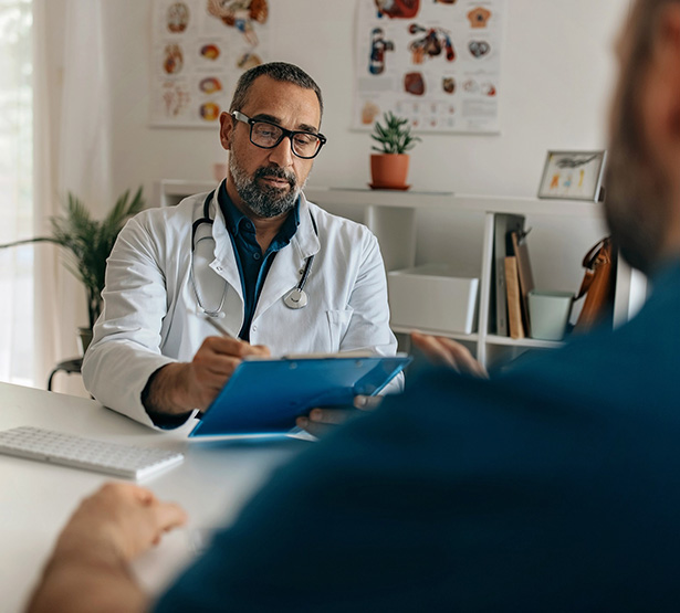 Un médecin en consultation avec un patient - MACSF