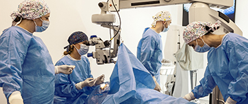 Une équipe de chirurgiens au bloc opératoire - MACSF